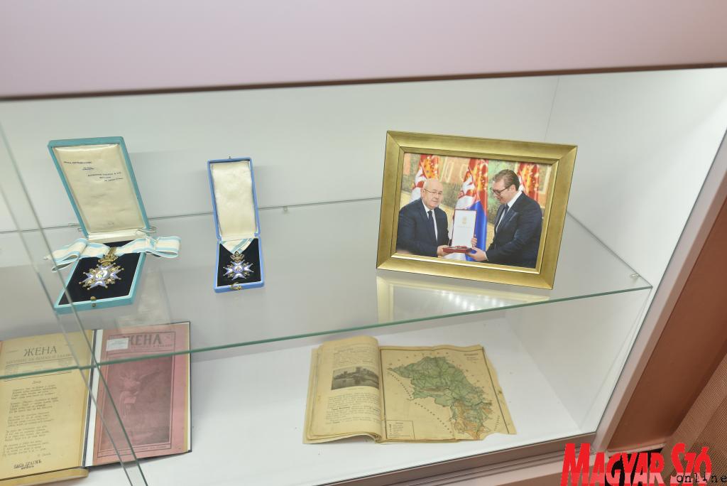 Az emlékszoba egyik kiállított tárgya az a bekeretezett fénykép, amelyen Aleksandar Vučić állami elismerésben részesíti Pásztor Istvánt, a tartományi kormány elnökét (Fotó: Magyar Szó)