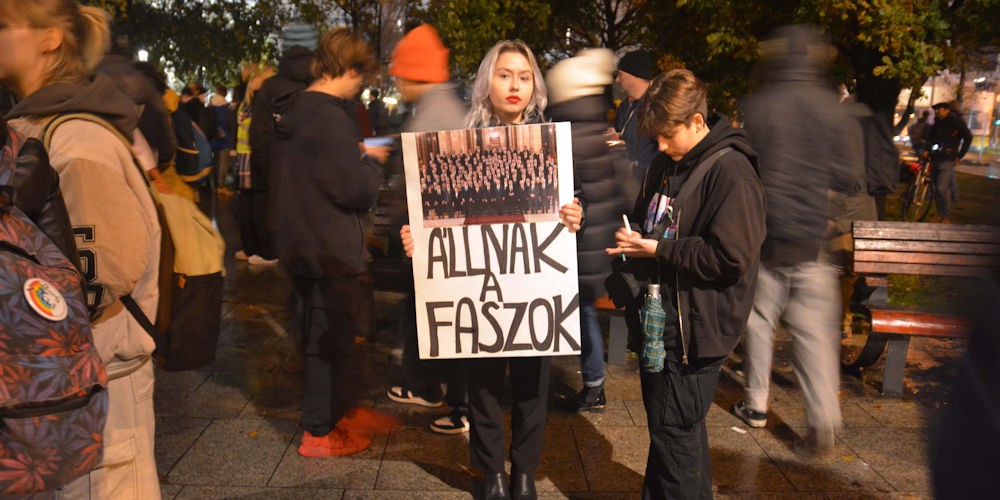 Durva felirat a 2022. november 18-iki budapesti diáktüntetésen. A fotó a tüntető beleegyezésével készült. (Fotó: Szappanos Veronika/SZMSZ)