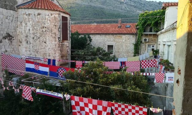 Kölcsönt vesznek fel a horvátok, a rendőrség éjjel-nappal fogadja az útlevélkérelmeket