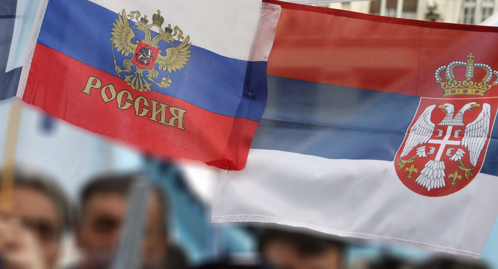 Összekeverték a szerb és az orosz zászlót