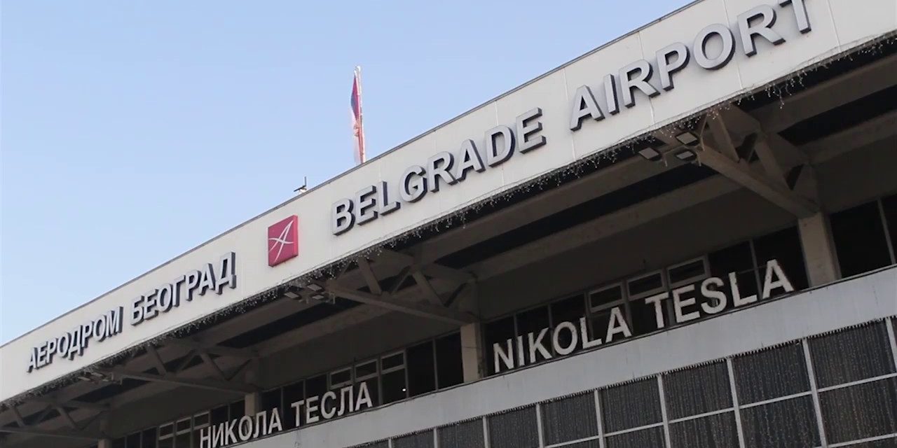 Aranyárban fizettetik a parkolást a belgrádi repülőtéren