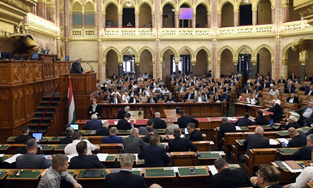 Köztársasági elnököt választ a magyar parlament