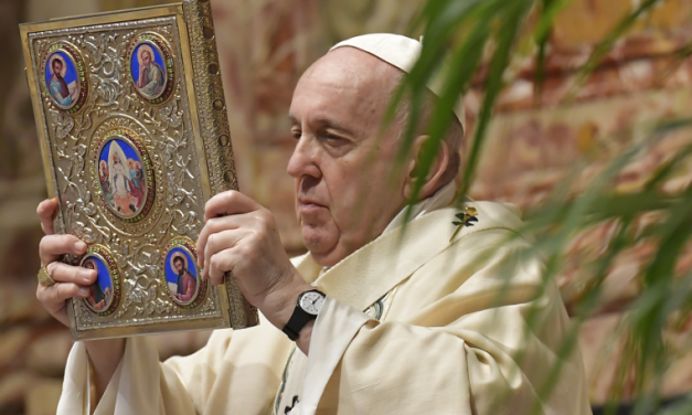 Ferenc pápa: Melegnek lenni nem bűntett