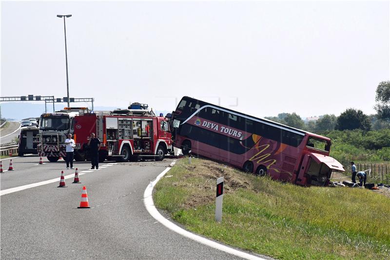 Hazaszállították a horvátországi buszbaleset túlélőit