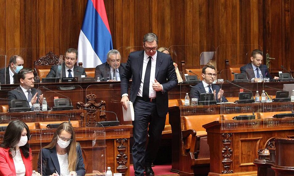 Négy hónap alatt 2.905 alkalommal mondták ki Vučić nevét a parlamentben