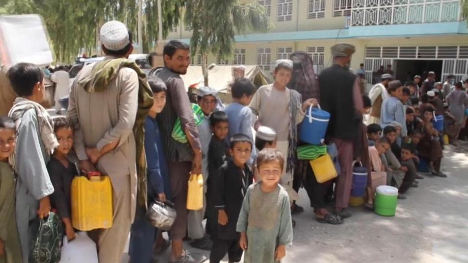 Civilek százezrei menekülnek a tálib offenzíva elől Afganisztánban