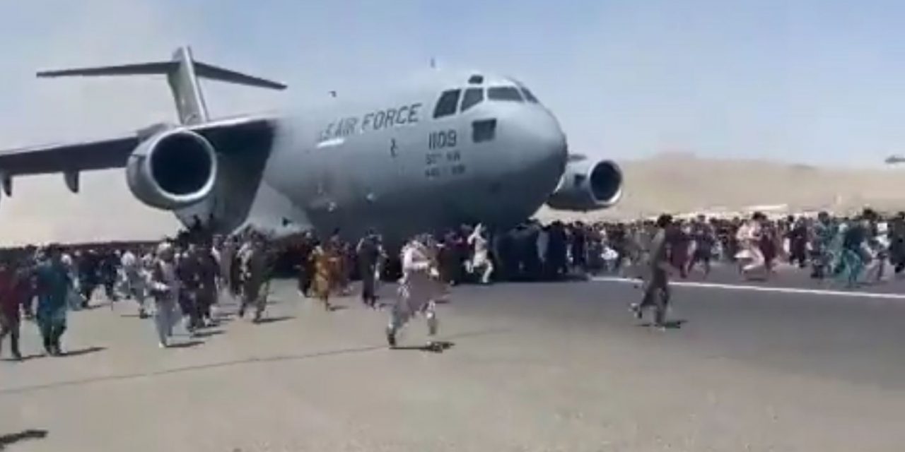 Emberi maradványokat találtak a Kabulból felszállt katonai gép futóműházában (Videóval)