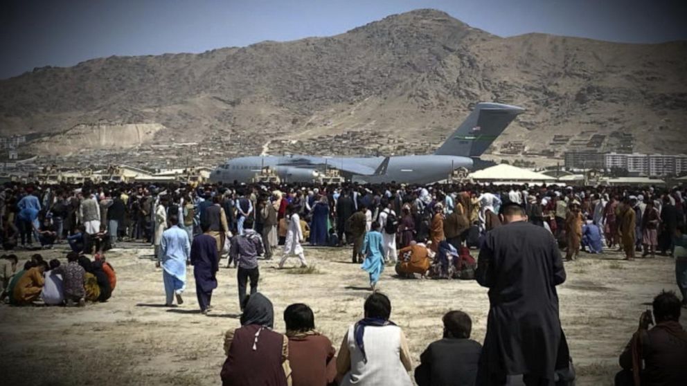 Afgán családok százai táboroznak a kabuli repülőtéren