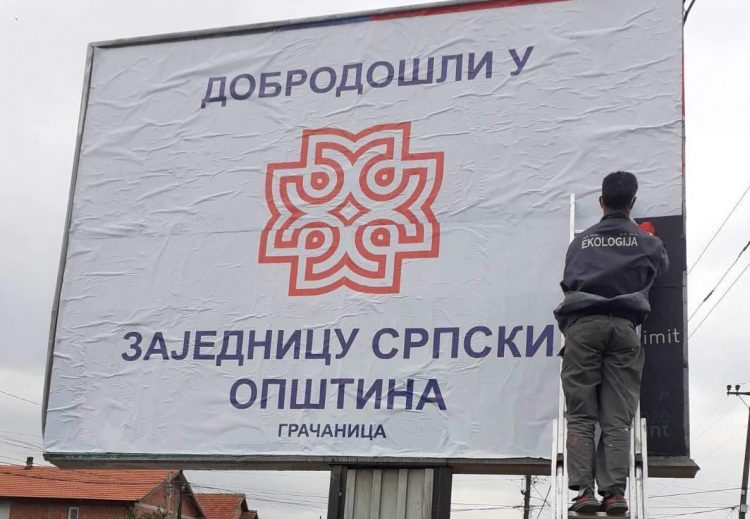 Szerbeket állítottak elő Koszovóban plakátragasztás miatt