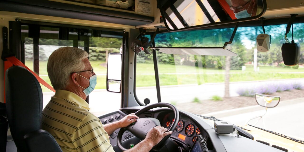 Az alacsony nyugdíjak és a sofőrhiány miatt hetven év felettiek is beülnek az autóbuszok volánjai mögé