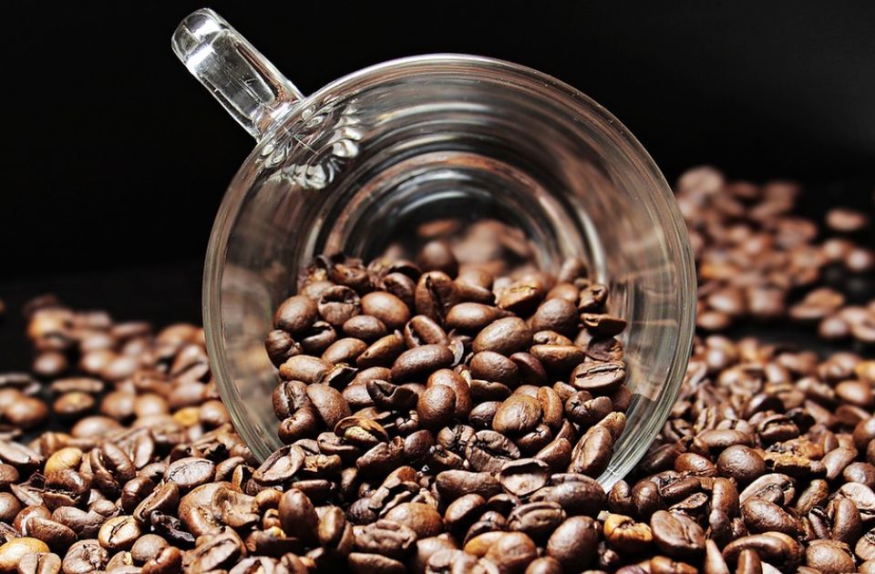 A nyersanyag ára csökken, a boltokban mégis drágább lesz a kávé