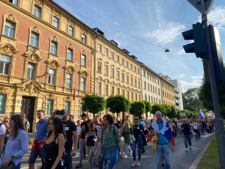 Szlovéniában ismét több ezren tüntettek a járványügyi intézkedések ellen
