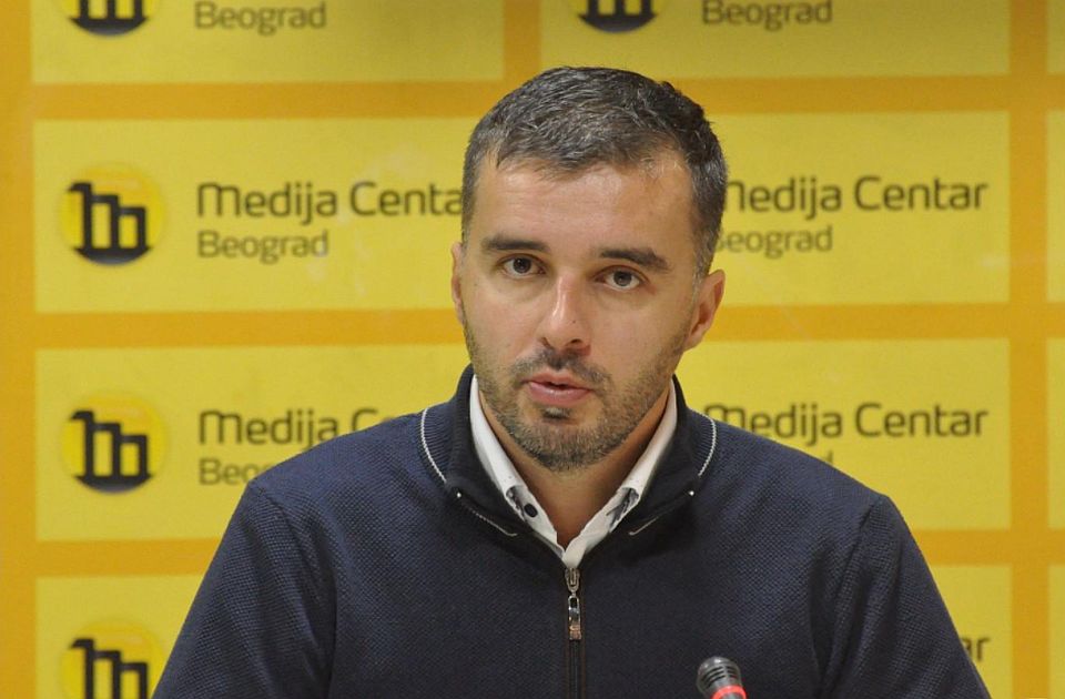 Manojlović: Mindaddig útlezárások lesznek, amíg vissza nem vonják a törvényt