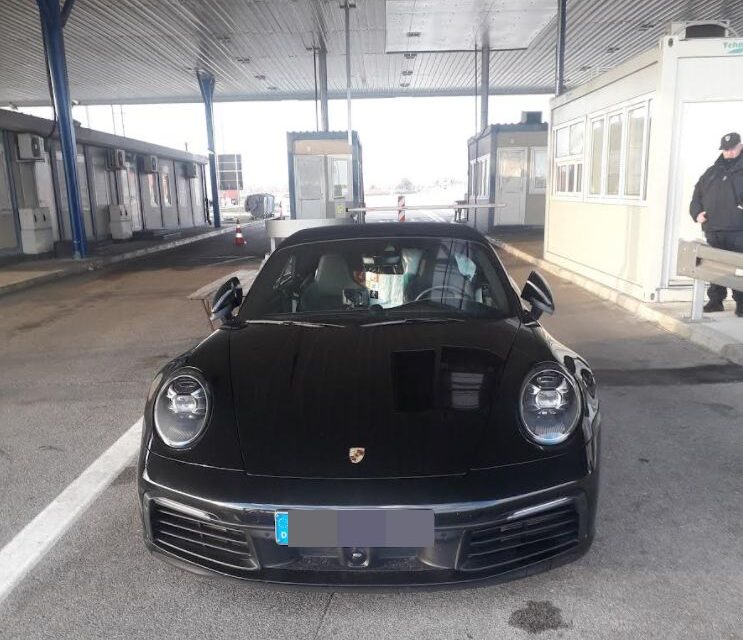 A szerb vámosok elkoboztak egy 115 ezer eurós luxusórát és egy drága sportautót
