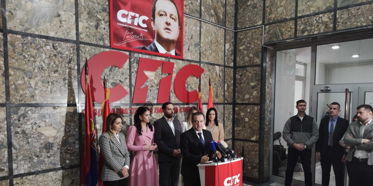 Dačić pártjának minden listáját vezeti, ő a kormányfő-jelölt, de az elnökválasztáson Vučićot támogatja