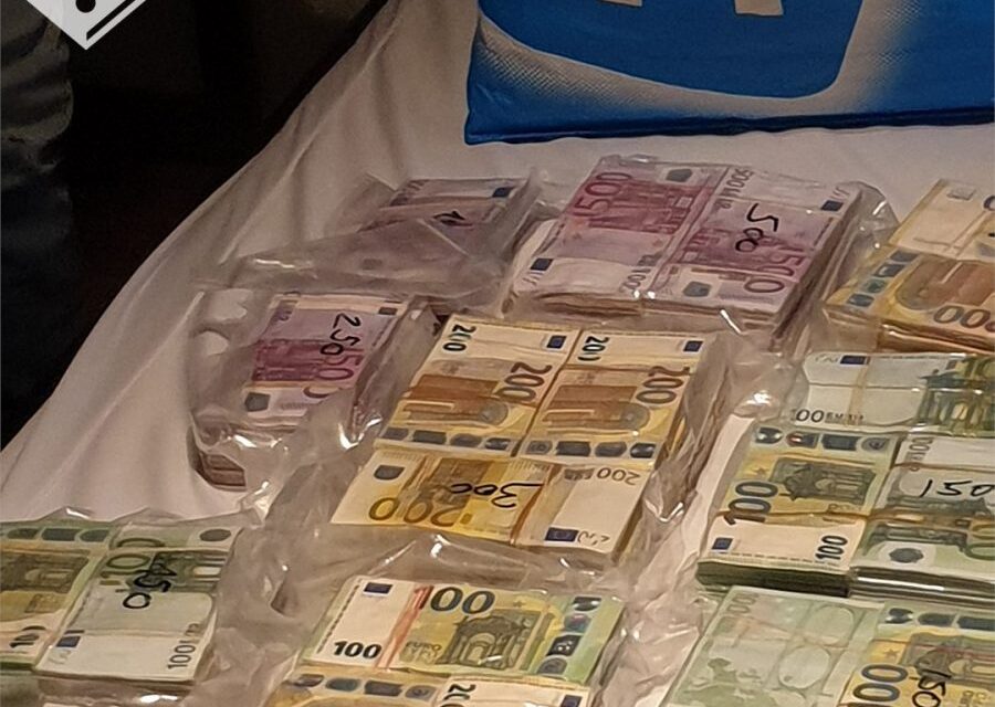 Ötmillió eurót, rengeteg kokaint és fegyvert találtak egy szerb férfinél az amszterdami rendőrök (Fotók)