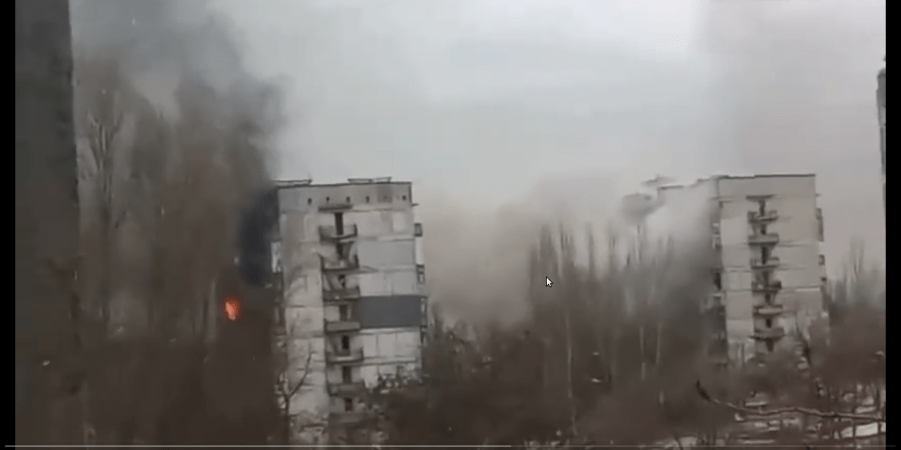 Az orosz tüzérség lakóházakat lő Mariupolban (Videó)