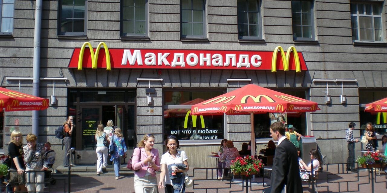 Oroszországban átmenetileg az összes éttermét bezárja a McDonald’s