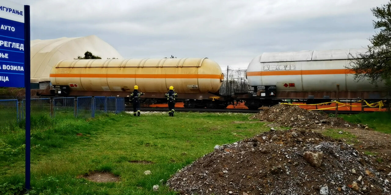 Smederevo központjában kisiklott egy cseppfolyósított kőolajgázt szállító vasúti tartálykocsi