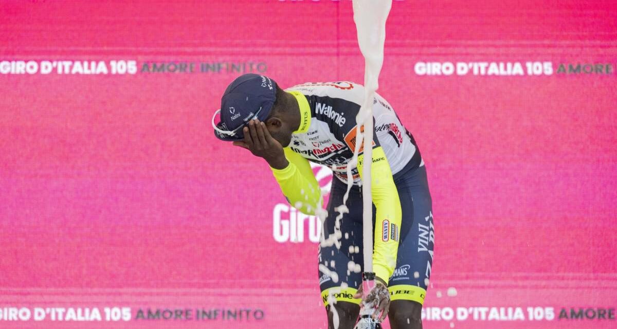 Kilőtte a szemét a pezsgősdugóval a Giro d’Italián, miután megnyerte az egyik szakaszt