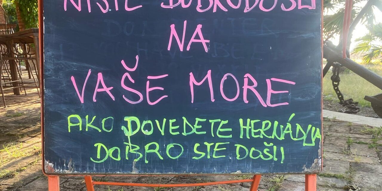 Érdekes félmondattal egészítette ki a tábláját a horvátországi étterem tulajdonosa