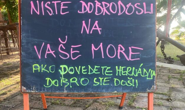 Érdekes félmondattal egészítette ki a tábláját a horvátországi étterem tulajdonosa