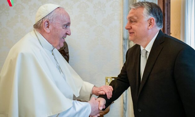 Megérkezett Ferenc pápa gépe Budapestre, ingyen utazhatnak a hívők a rendezvényekre