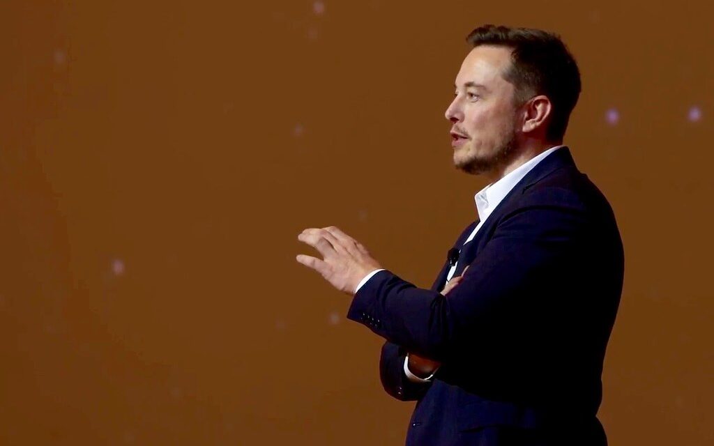 A Tesla vezér gyereke nemet és vezetéknevet is vált