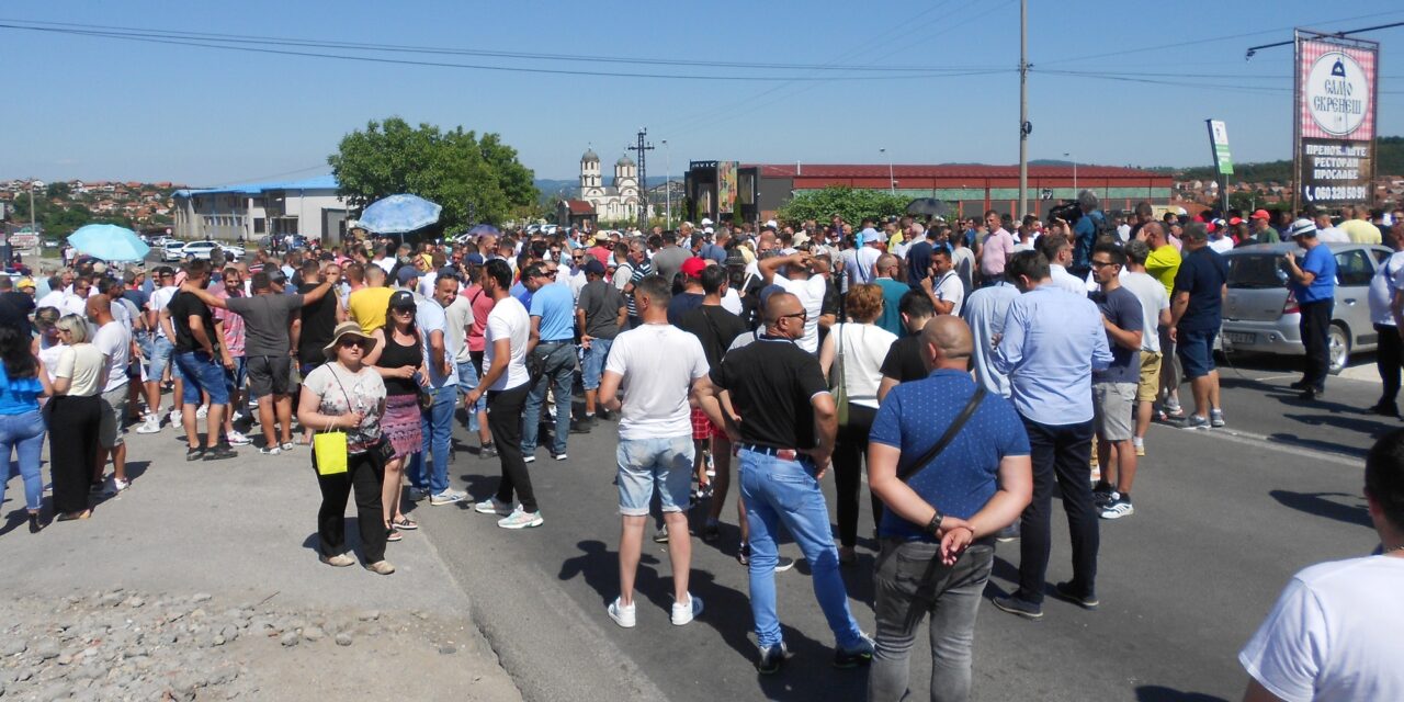 Kétórás útblokádot tartottak a kragujevaci Fiat dolgozói