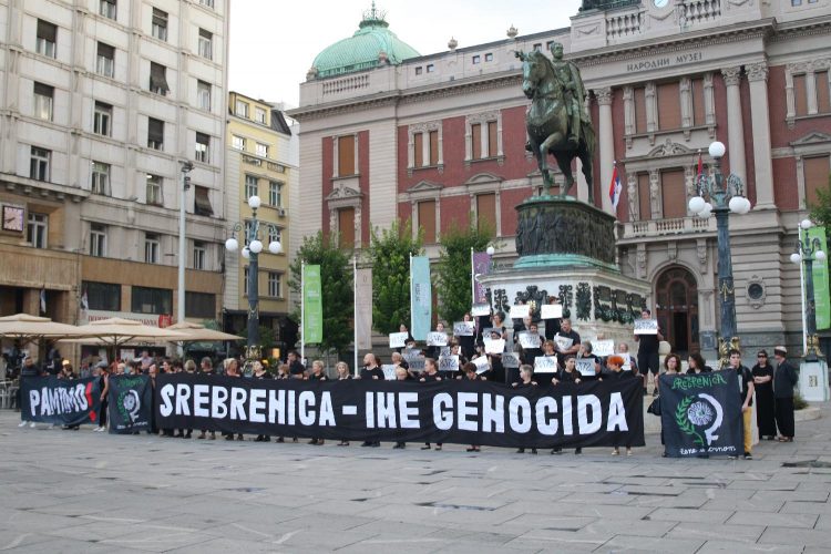 „Srebrenica – A népirtás neve”