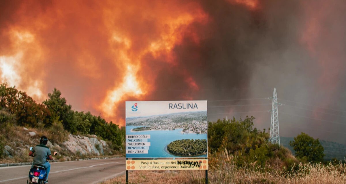 Mindent felemészt a tűz Šibeniknél, hajókkal evakuálják a polgárokat