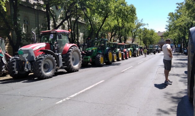 Traktorokkal zárták le Szabadka központját a földművesek (Galéria)