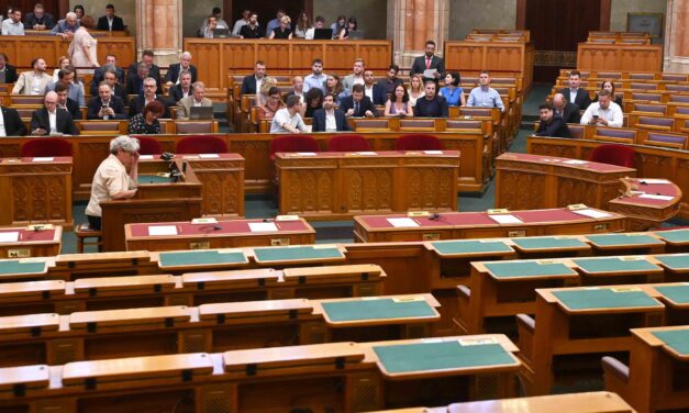 <span class="entry-title-primary">Újfent meggyalázott Országgyűlés</span> <span class="entry-subtitle">A Fidesz tizenötödször is kiírta magát a parlamenti demokráciából</span>