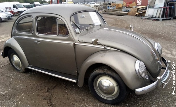 Tíz autót, köztük egy jó állapotban lévő “bogarat” árverez el a szabadkai vámügyőrség