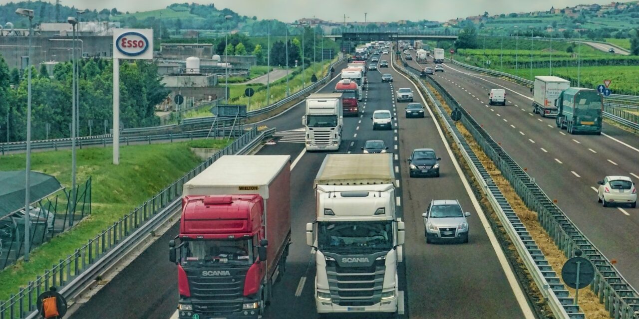 Szerbia is betiltaná a teherautóknak az előzést az autópályán