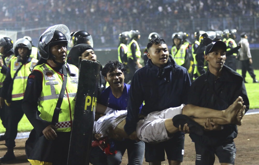 Mintegy 130-an meghaltak a káoszba fulladt futballmeccsen