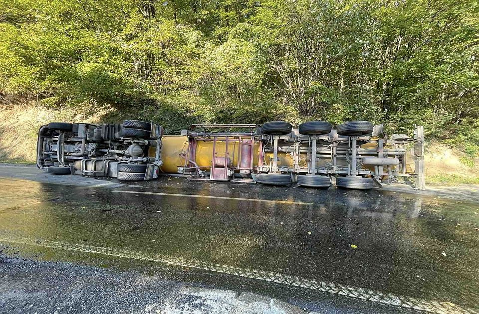 Felborult egy kénsavat szállító tartálykocsi Újvidék és Ruma között