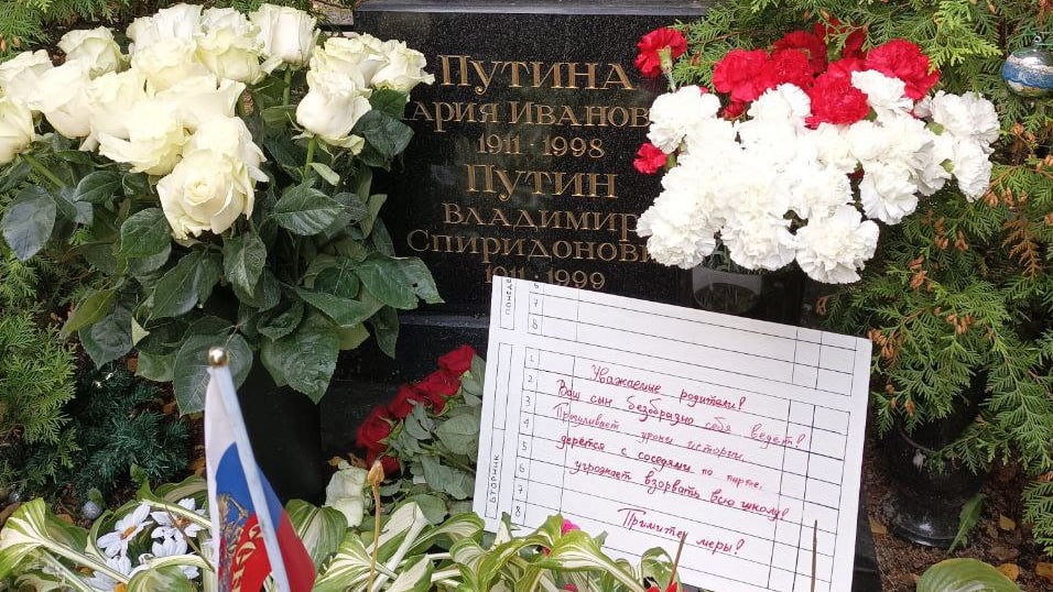 Üzenetet hagyott Putyin szüleinek a sírján