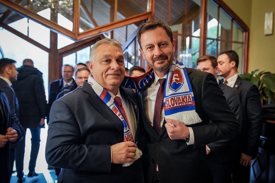 Új sálat kapott a magyar miniszterelnök