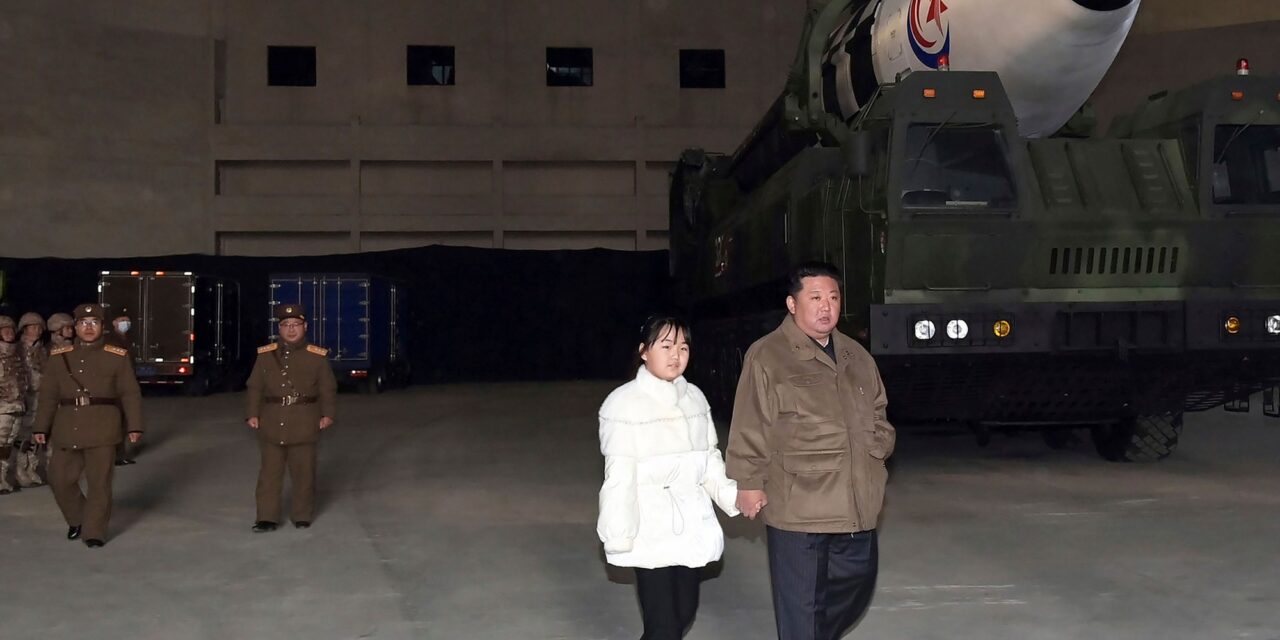 Kim Dzsongun bemutatta lányát a világnak (Fotók)