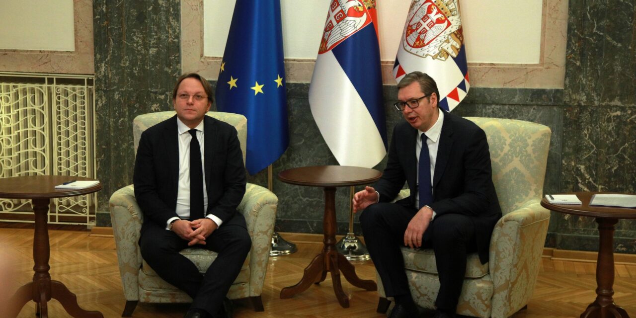 Aleksandar Vučić Várhelyi Olivérrel találkozott