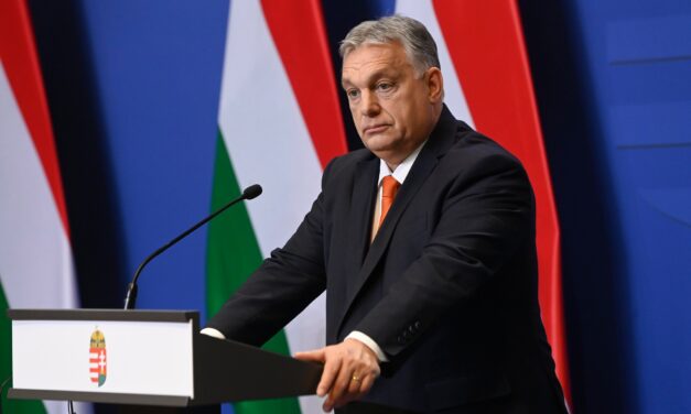 Rémhírterjesztésért feljelentik Orbán Viktort