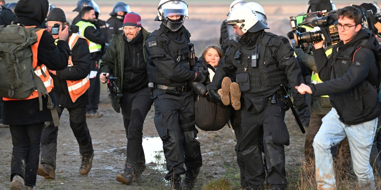 Rendőrök vitték el Greta Thunberget egy németországi lignitbányától (Fotók)
