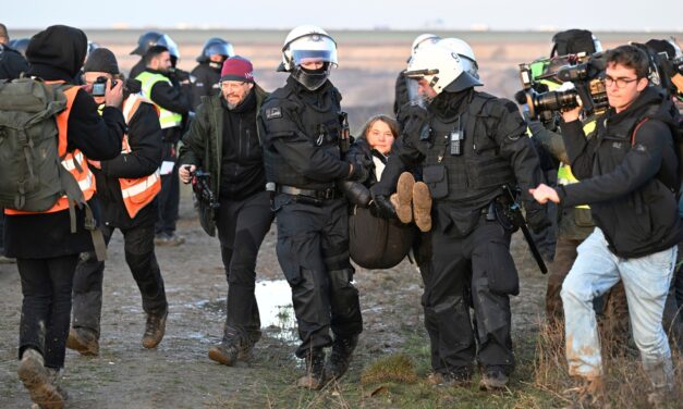 Rendőrök vitték el Greta Thunberget egy németországi lignitbányától (Fotók)