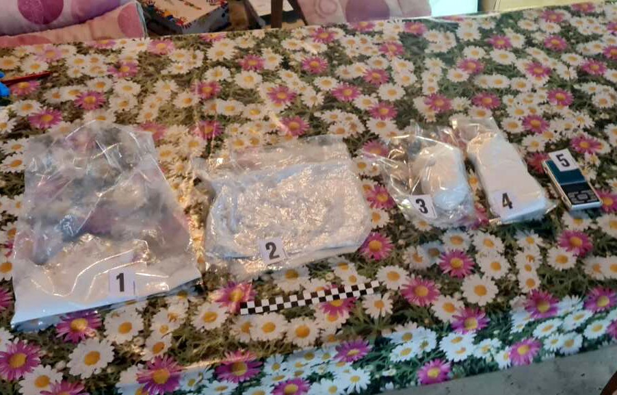 Egy kilogramm amfetamint találtak a rendőrök egy cservenkai férfi házában