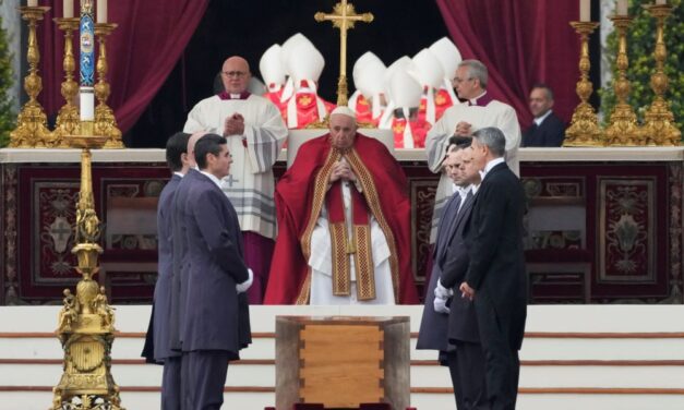 Ferenc pápa elbúcsúztatta XVI. Benedek pápát