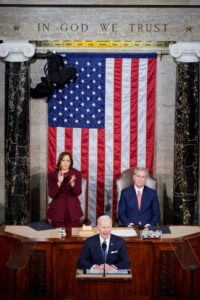Joe Biden még az ellenzék vezetőjét is megnevettette a 2023-as Unió-beszéd alatt. Mögötte Kamala Harris alelnök, szenátusi elnök és Kevin McCarthy képvisleőházi elnök (Fotó: Jacquelyn Martin/AP/Beta)
