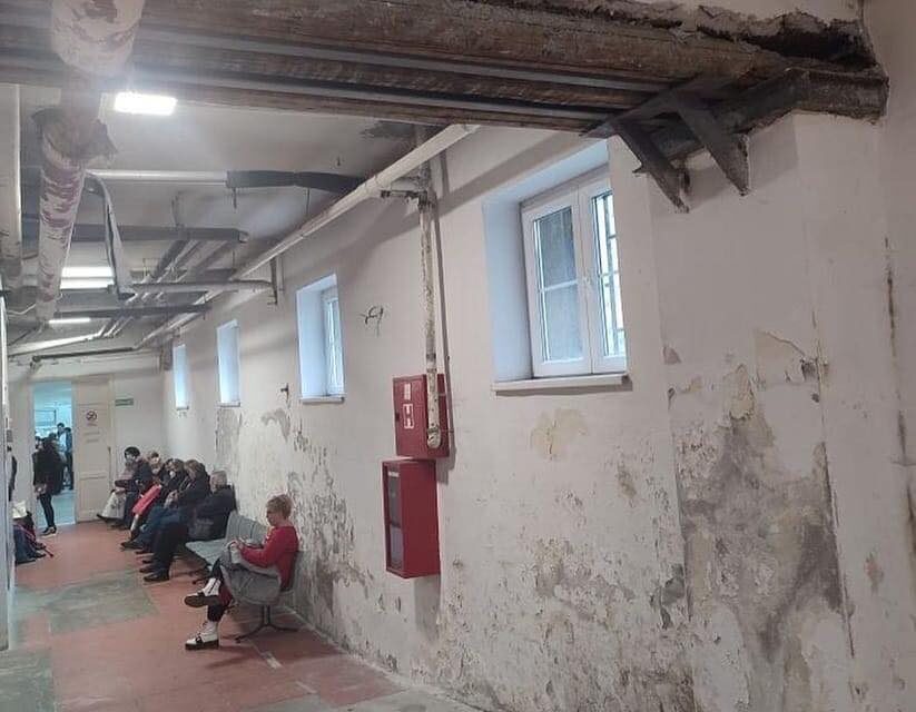 Penész, omladozó falak – Így néz ki az Egyetemi Klinikai Központ Belgrádban