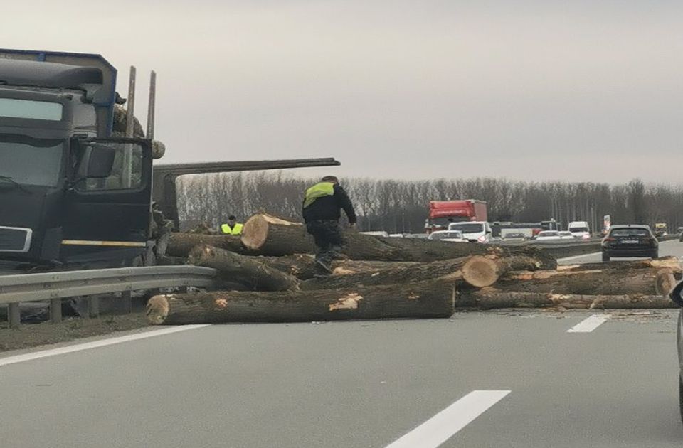 Farönkök blokkolják az utat az autópályán Újvidéknél