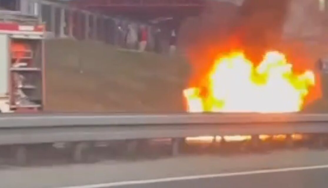 Fölfaltak a lángok egy járművet az autópályán (Videóval)